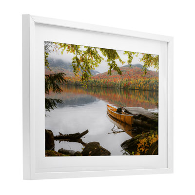 Calm Foliage & Boat Dock, reproduction encadrée sous verre, design par Jonathan Zaha