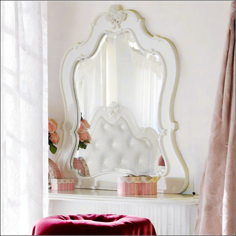 Miroir élégant et intemporel à finition perle avec bord biseauté et design complexe pour rehausser le décor de n'importe quelle pièce
