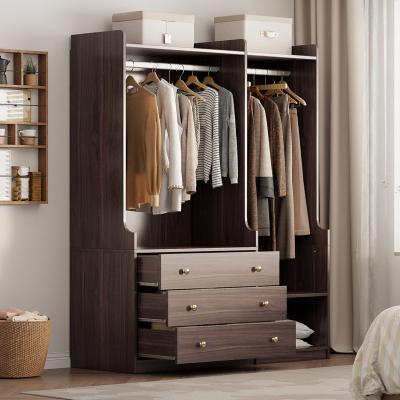 Commode brune, garde-robe ouverte avec rangement