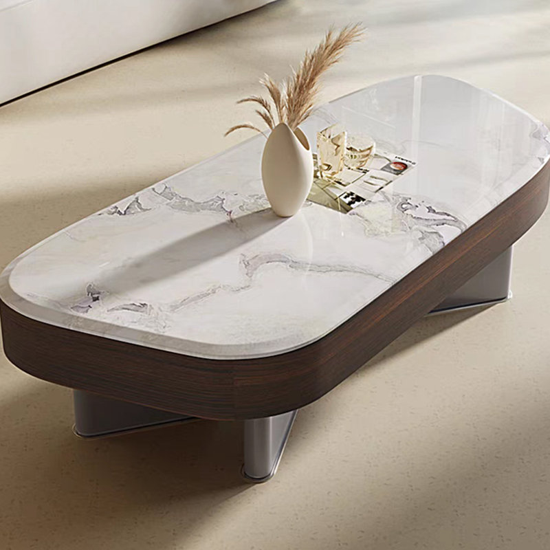 Table basse en marbre clair et moderne