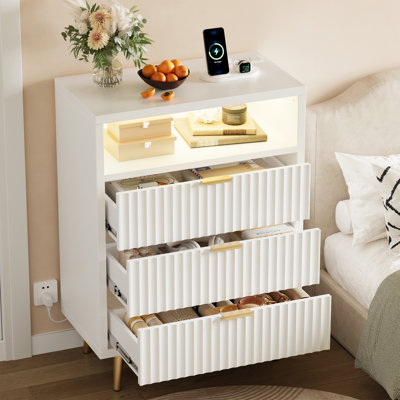 Commode 3 tiroirs avec lumières DEL et station de charge, coffre de rangement en bois cannelé de 28 po avec poignées dorées