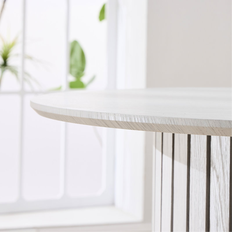 Table contemporaine en contreplaqué, fini chaleureux, teinté, hauteur 74,3 cm, matériaux légers et stables d'inspiration scandinave, profondeur 84,4 cm, construction robuste, piètement à tréteaux