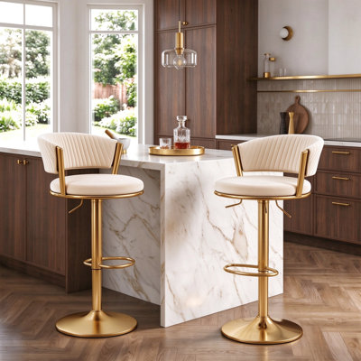 Tabouret de bar pivotant à 360° avec assise de 42 cm de large, hauteur réglable, revêtement en velours, structure en métal doré et repose-pieds.