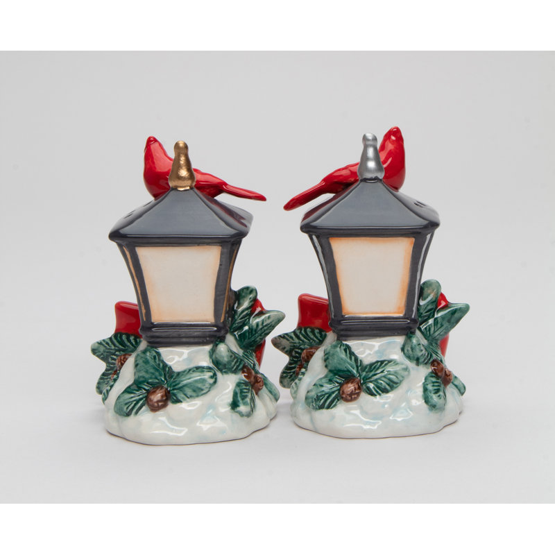 Cardinal près de la lampe sel et poivre