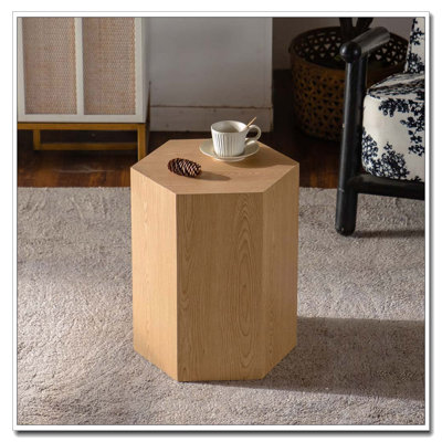 Table basse hexagonale avec finition grain de bois naturel