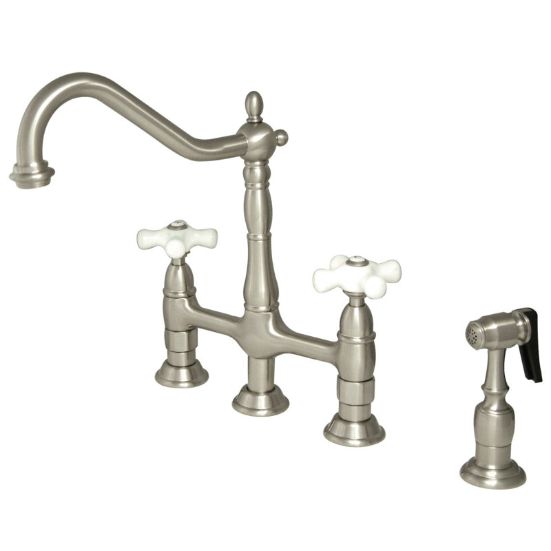 Robinet de cuisine à fixation sur comptoir à deux poignées et 4 trous avec rince-légumes latéral en laiton Kingston Brass Heritage