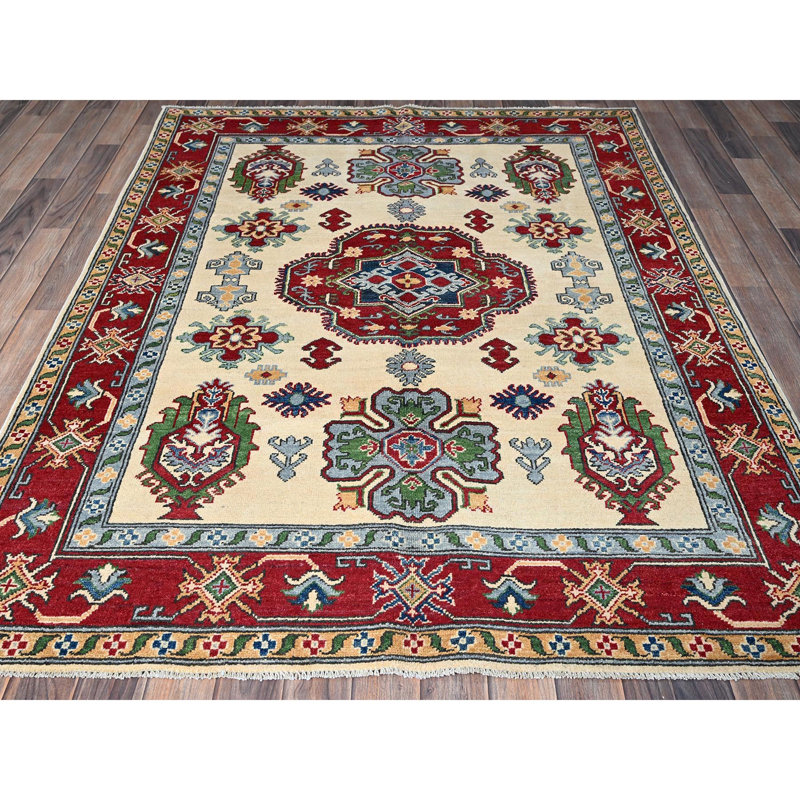 Tapis en mousseline de soie blanche 5 pi x 6 pi 6 po Kazak avec motif de médaillons géométriques, teinture végétale, noué à la main, tissage dense, 100% laine
