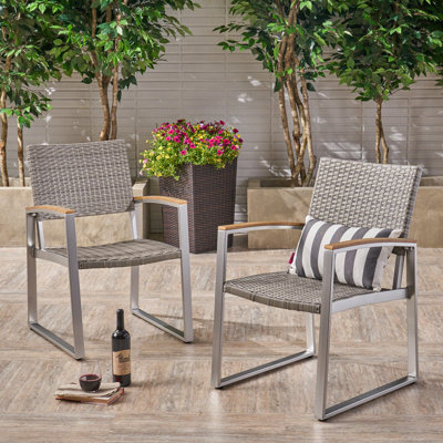 Chaises de salle à manger grises, ensemble de deux, accoudoirs imitation bois, structure en aluminium antirouille, assise et dossier en maille, profondeur 58 cm, largeur 61,6 cm, hauteur 84,1 cm, poids 4,84 kg. Parfait pour les repas à l'extérieur sur une terrasse.