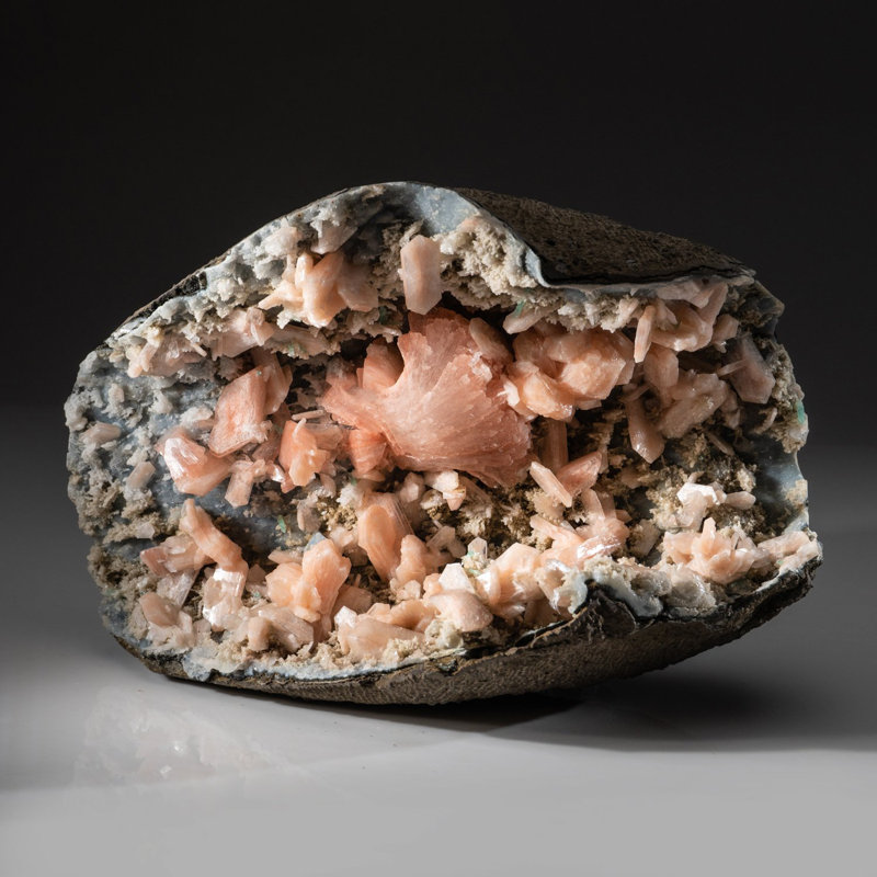 Heulandite rose avec stilbite sur calcédoine