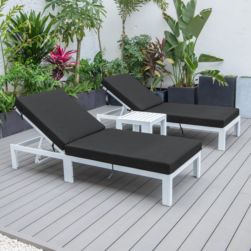 Ensemble de 2 chaises longues d'extérieur blanches Leisuremod Chelsea avec table d'appoint et coussins, Noir