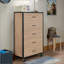 Commode patinée avec 5 tiroirs et roulettes industrielles, parfaite pour les solutions de rangement modernes.