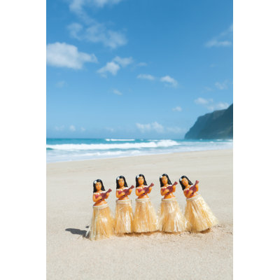 Hawaiian Figurines on the Beach by Yinyang