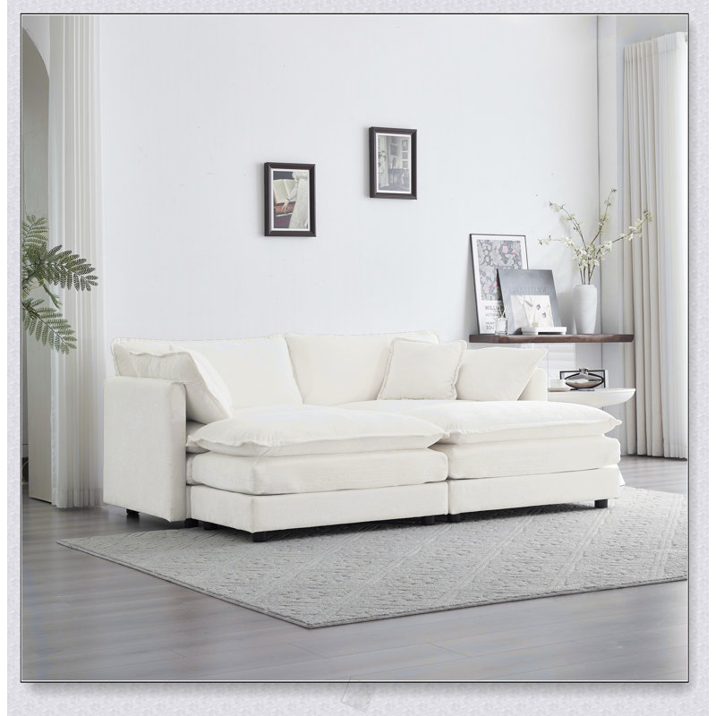 Canapé confortable avec coussins moelleux et structure durable, parfait pour les espaces de vie modernes et traditionnels.