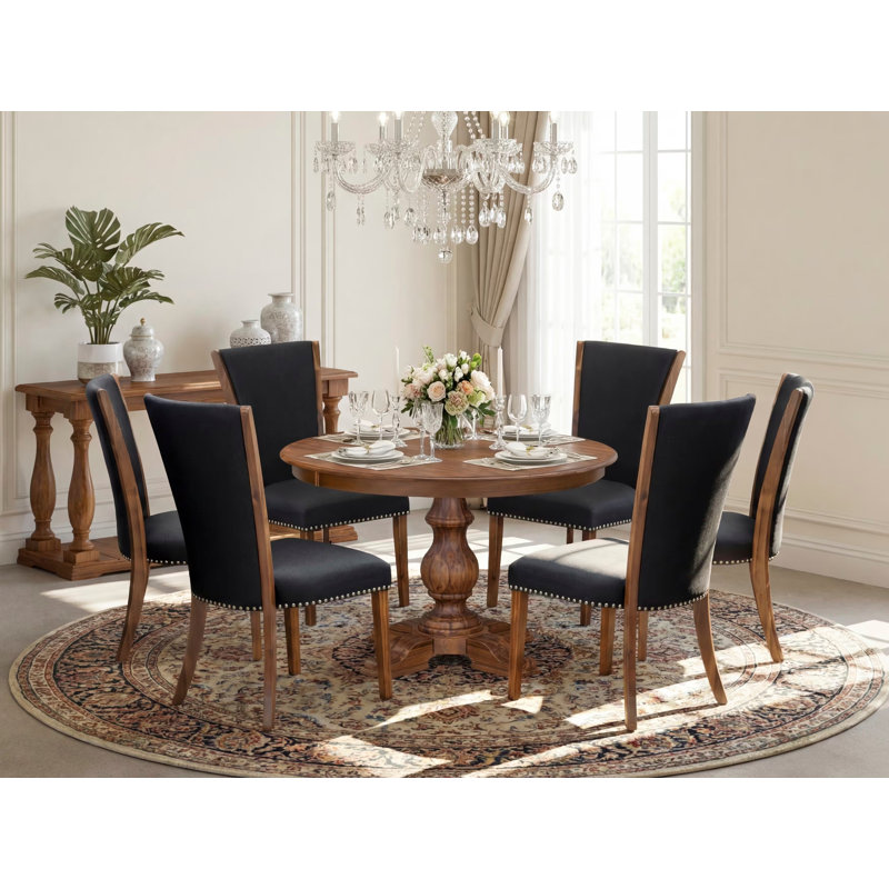 L'ensemble de salle à manger 7 pièces comprend une table de cuisine ronde de 48 po avec piédestal et 6 chaises rembourrées en tissu noir, noyer antique