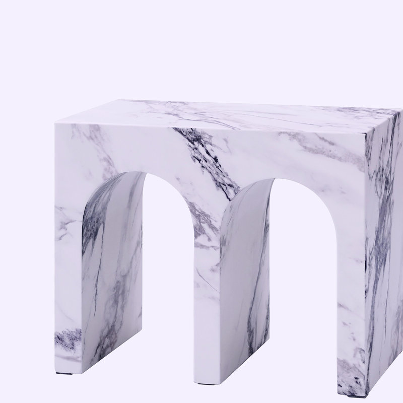Petite table d'appoint pratique, style moderne et polyvalente