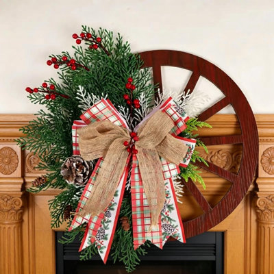 Couronne de Noël avec un arc et des baies rouges