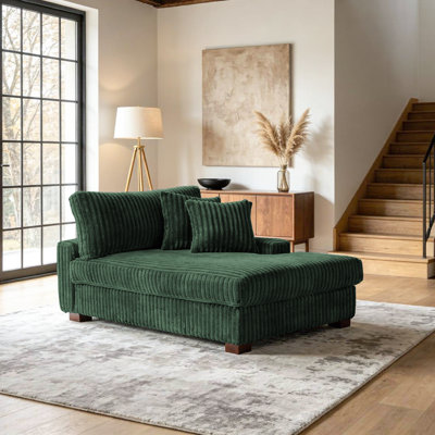 Chaise longue surdimensionnée en flanelle de fourrure de lapin vert avec accoudoirs et coussins décoratifs Stephania