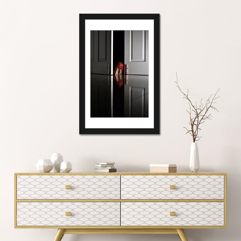 «Passion in Red», photographie sur toile, H 24 po x l 16 po x P 1 po, Toile avec cadre noir, Blanc