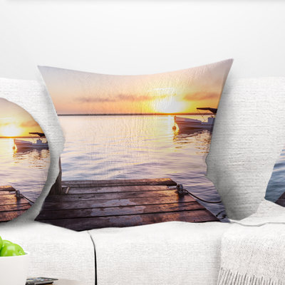 Vue du bateau Seashore depuis la promenade sur un coussin de plage