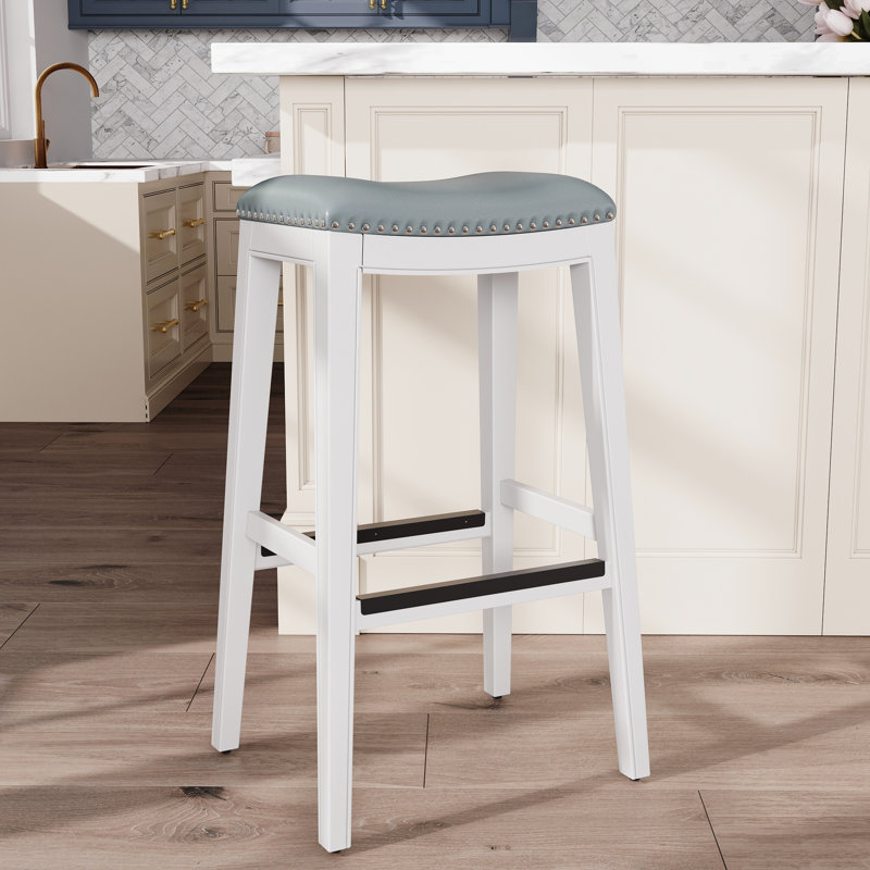 Le tabouret de bar 30 po avec siège en cuir gris, finition blanche, complète l'esthétique moderne et la fonction du tabouret de selle de cuisine ou de hauteur, la finition et le cuir, procurant du confort dans la zone