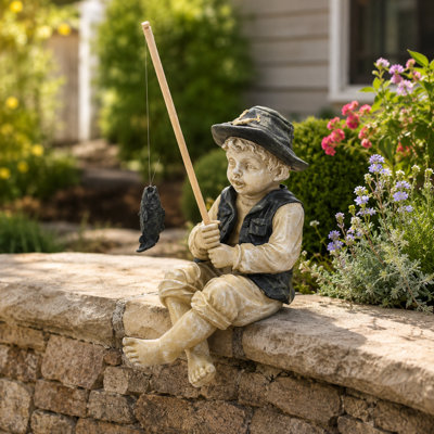Statue de jardin 13,78 po H, garçon de pêche avec tige et poisson, figurine de pêcheur en résine pour étang, patio, cour et pelouse