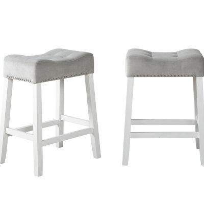 De 2 tabourets de comptoir, sièges en selle de velours gris, blanc délavé, bois massif