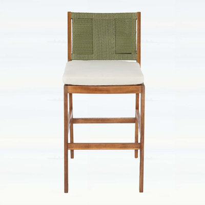 Tabourets de bar d'extérieur en bois d'acacia (ensemble de 2) avec coussin crème et dossier en osier vert, parfait pour la terrasse et l'îlot de cuisine