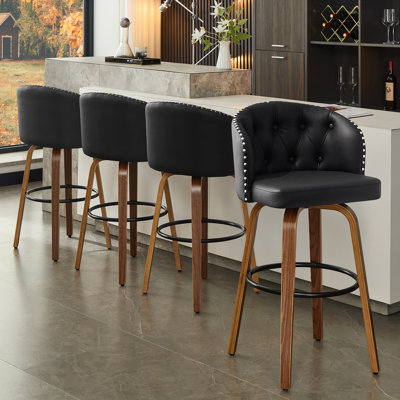 Tabouret de bar pivotant avec pieds en bois courbés, dossier capitonné et garniture cloutée