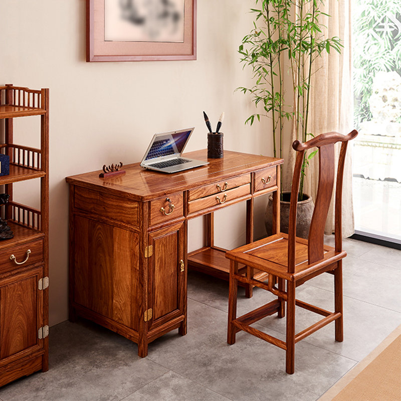 Ensemble de bureau et de chaises en bois massif