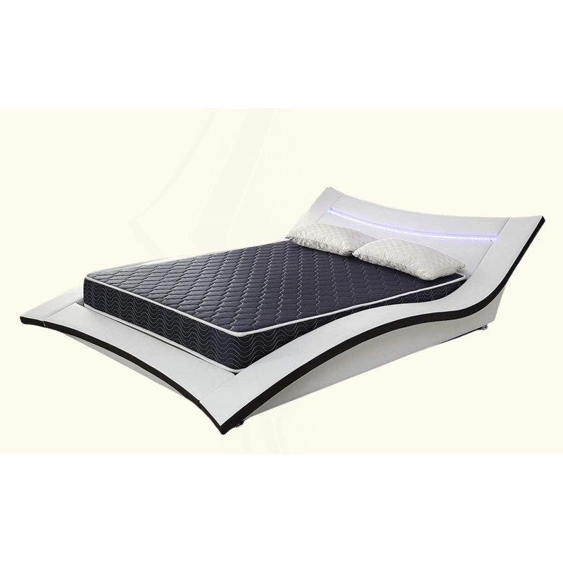 Matelas en mousse haute densité imperméable de 6 pouces avec tissu respirant matelassé à losanges bleu marine. La courtepointe assure à la fois style et circulation d'air pour un sommeil frais