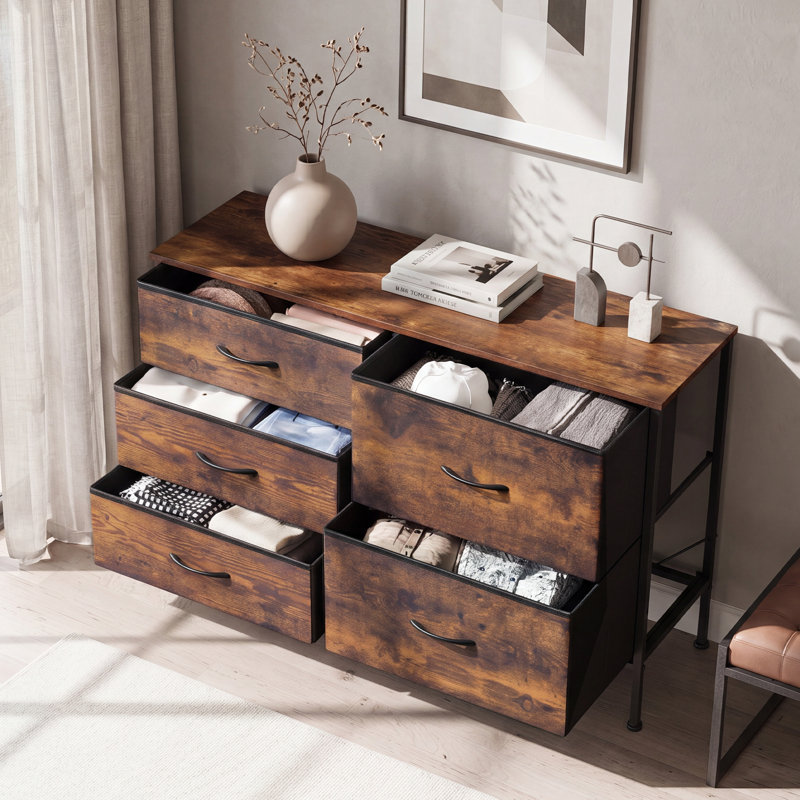 Commode à 5 tiroirs l 39,4 po avec commode en bois Chaseburg, Brun rustique / noir