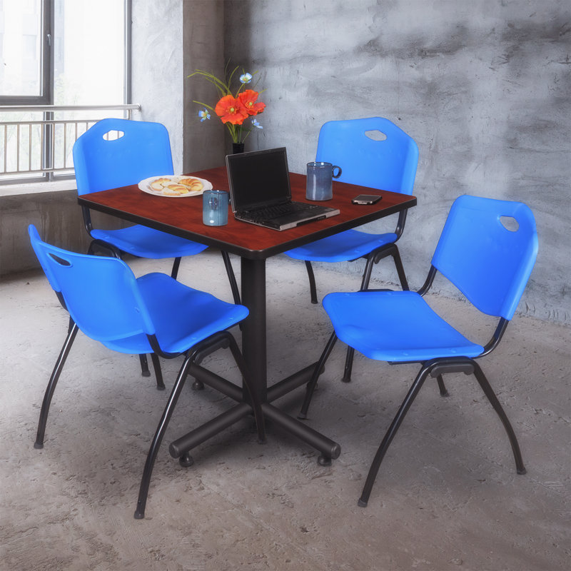 Table de salle de repos carrée Nicklo, chaises empilables 4 M, Cerisier, Bleu
