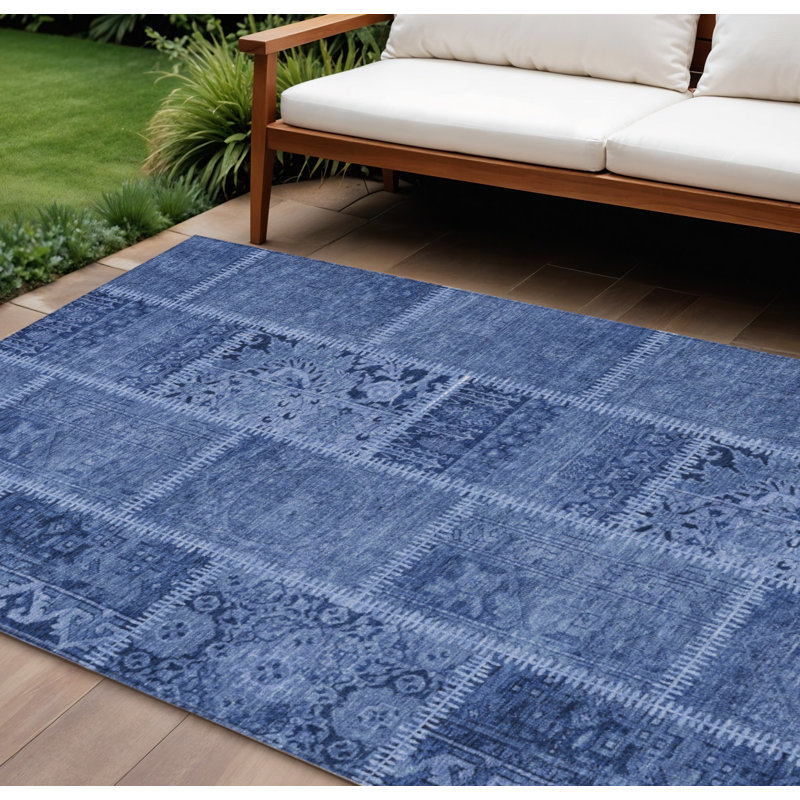 Tapis intérieur / extérieur lavable en patchwork bleu marine et bleu denim HomeRoots 10 pi x 14 pi