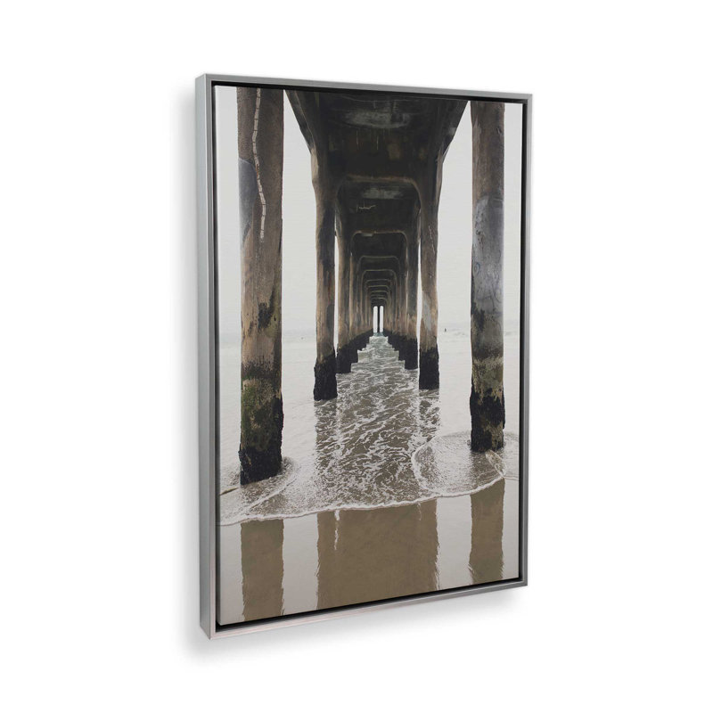 «Manhattan Pier» par Bree Madden, reproduction d'art, H 40 po x l 30 po, Argent argent, Cadre flottant