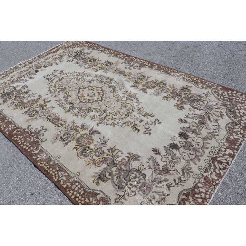 Tapis turc classique à motif floral dans des tons terreux, idéal pour une décoration intérieure élégante