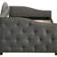 Lit de jour gris rembourré avec lit gigogne pour se prélasser et dormir dans la chambre à coucher, silhouette, revêtement lisse, coussins épais rétractables de conception classique, dossier élancé, base indispensable