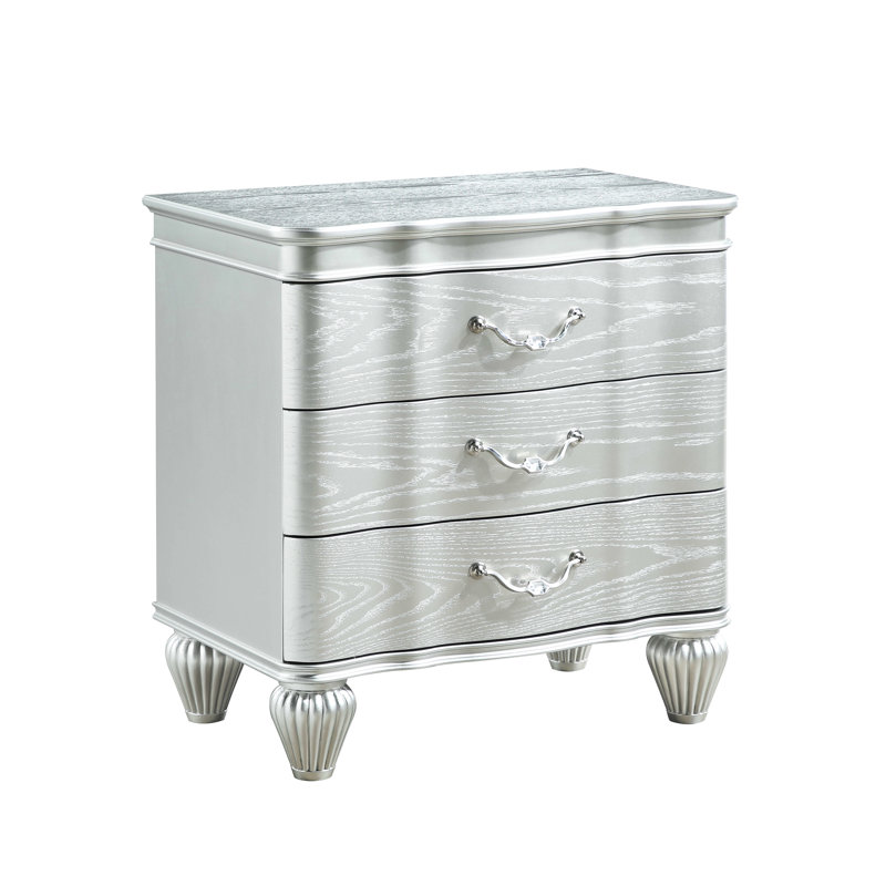 Table de chevet à 3 tiroirs de style traditionnel argenté et fabrication en bois, pour l'espace de rangement de la chambre à coucher avec des besoins esthétiques solides