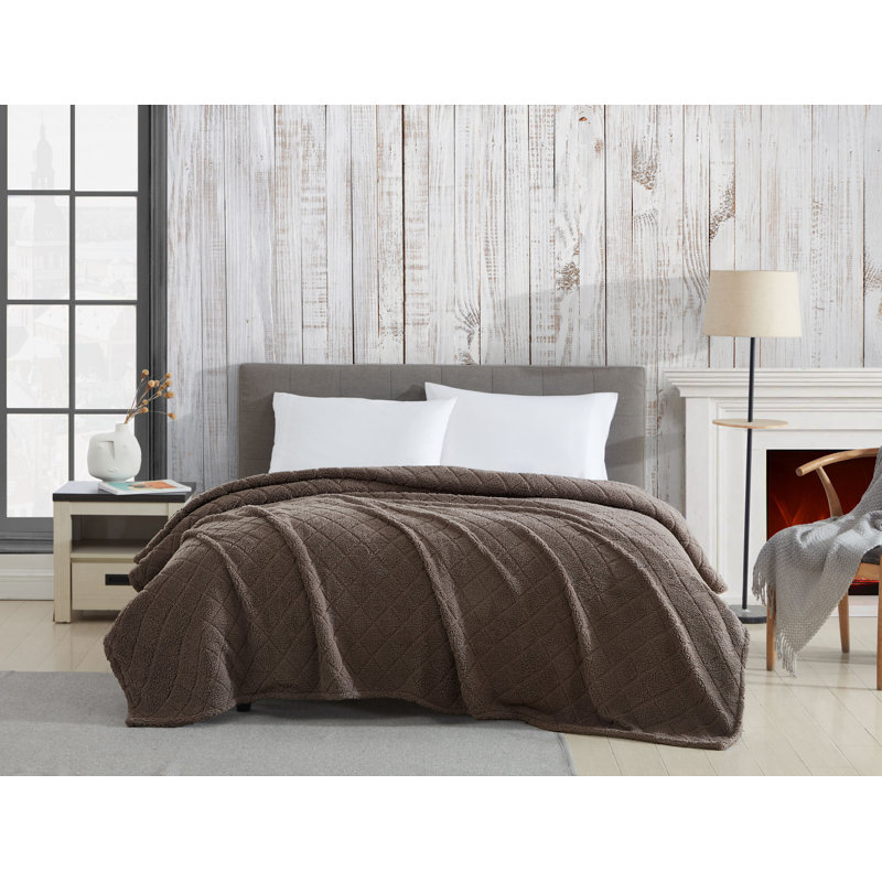 Couverture/couvre-lit en peluche Sherpa à motif diamant en relief Coleman®, Espresso, Grand lit