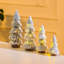 4 arbres de Noël en flocage de table avec base en bois clair