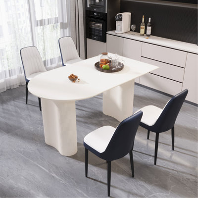 Ensemble de table de salle à manger de 63 po en bois aggloméré de style crème moderne et en polyuréthane 63 po. Assemblez l'ensemble de chaises de bureau et de pieds en métal noir, convenant à la maison et à la cuisine.