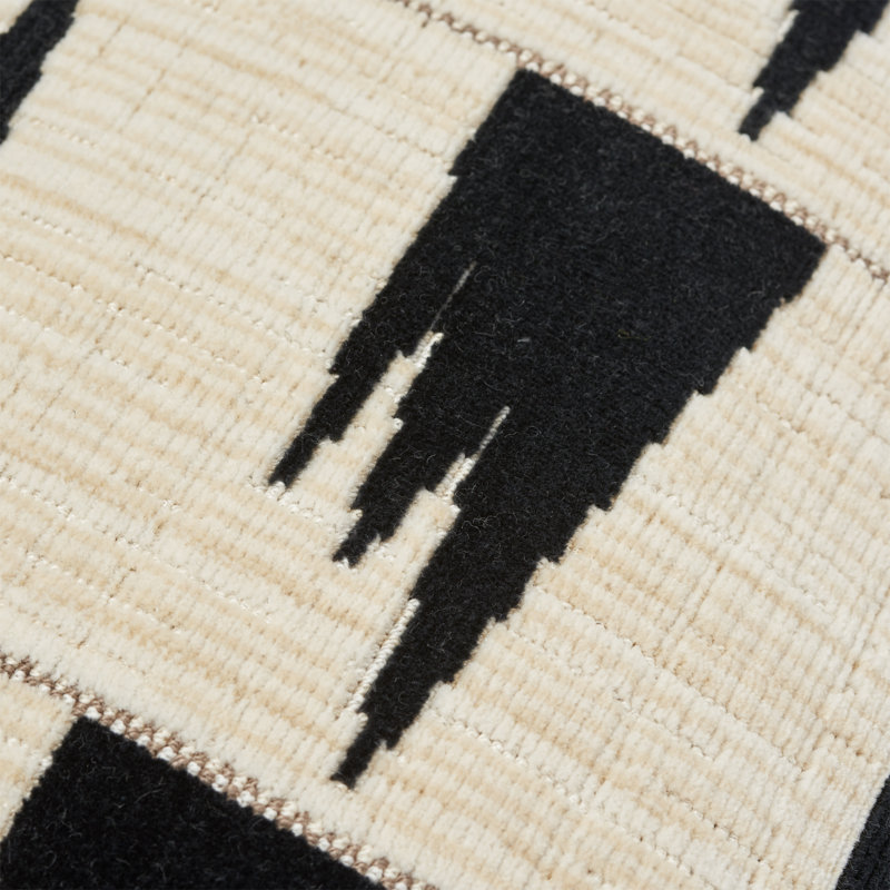 Coussin tutsi Schumacher x David Kaihoi, 14 po x 24 po, Noir / Ivoire