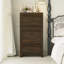 Grande commode à cinq tiroirs à texture de grain de bois-867014908
