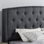 Élégant lit en tissu d'ameublement gris avec capitonnage à boutons et garniture cloutée séduisante