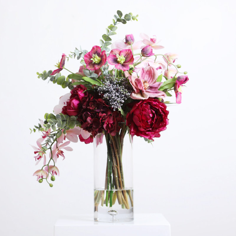 Jubilé de framboise - pivoine de beauté, hortensia, magnolia mauve, helleborus et eucalyptus arrangement floral d'illusion d'eau dans un vase à bulles moyen