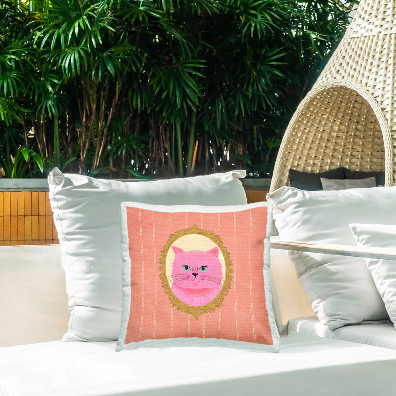 Coussin d'extérieur imprimé rose avec un portrait de chat par Carrie Cantwell