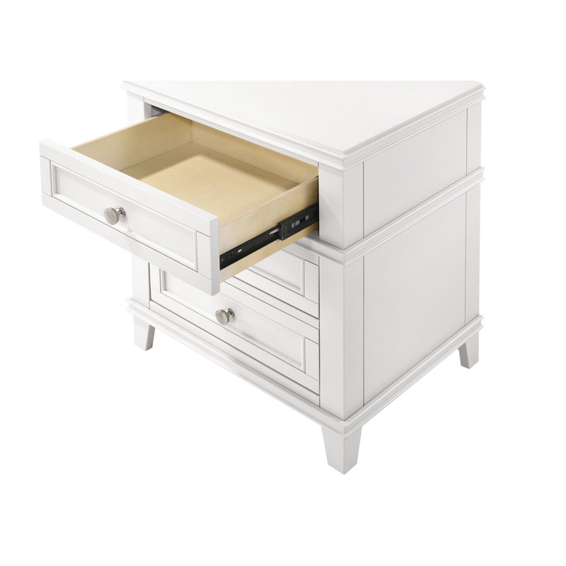 Équipée de 3 tables de chevet en blanc brillant - bois massif et fabriquée avec 3 tiroirs et quincaillerie sur mesure