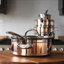 Poêle essentielle recouverte de cuivre Hestan avec poignée-125996416