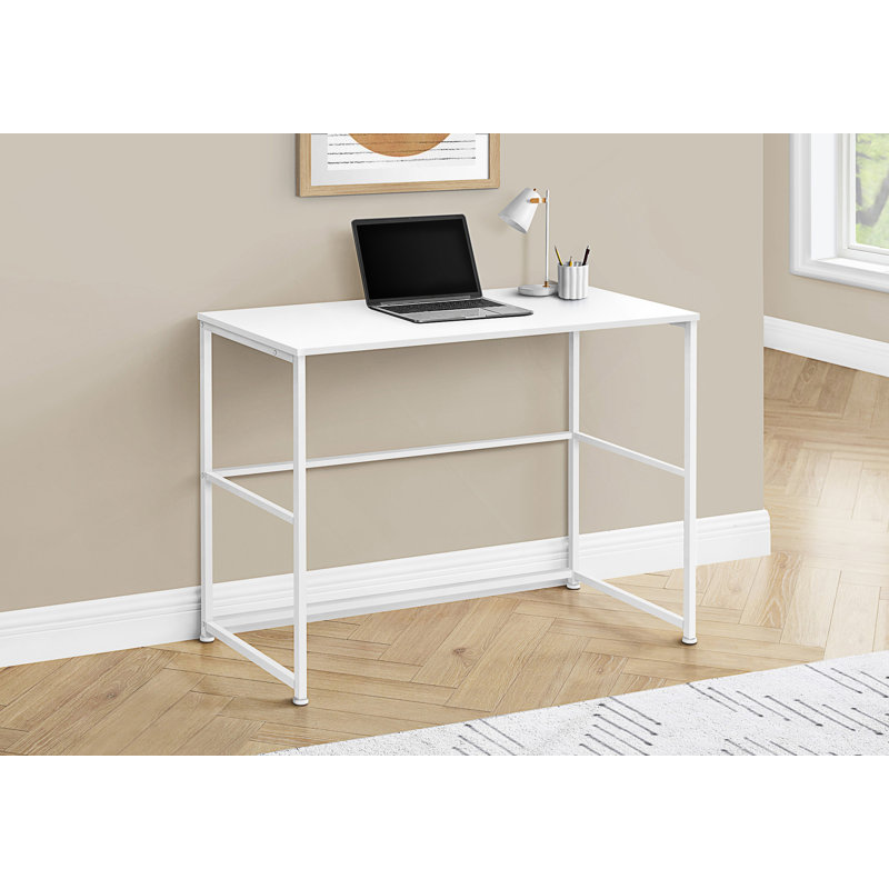 Bureau d'ordinateur moderne avec surface de travail spacieuse et structure en métal robuste pour l'efficacité du bureau à domicile.