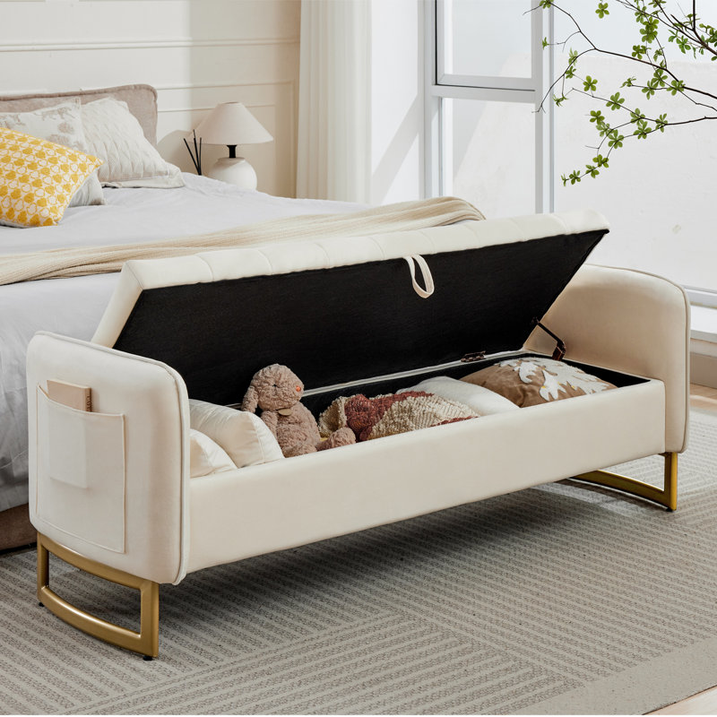Banc de rangement moderne en velours l 66 po avec pieds dorés, accoudoirs et 2 coussins Lunara, Velours crème, L 66 po