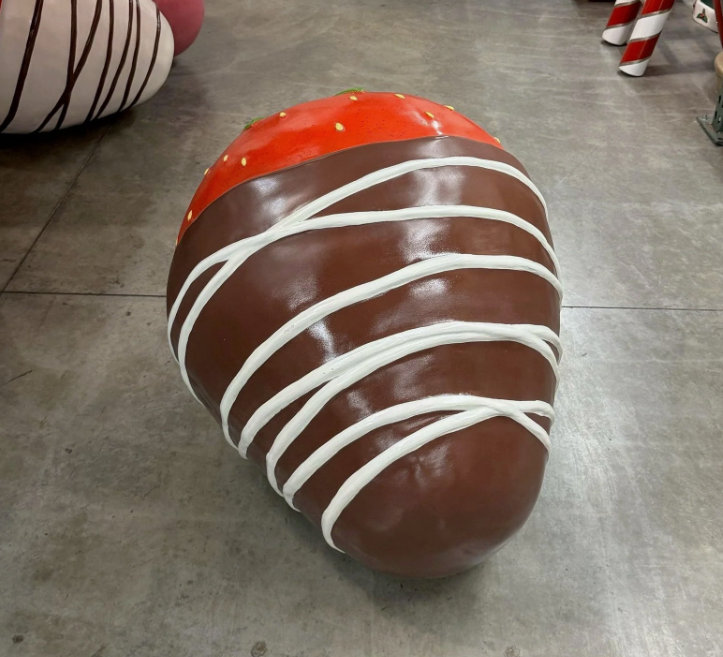 Statue fraise recouverte de chocolat blanc, Chocolat blanc